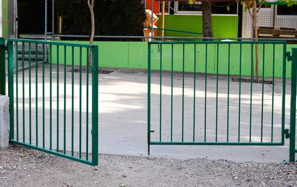 Abrir portão verde — Fotografia de Stock