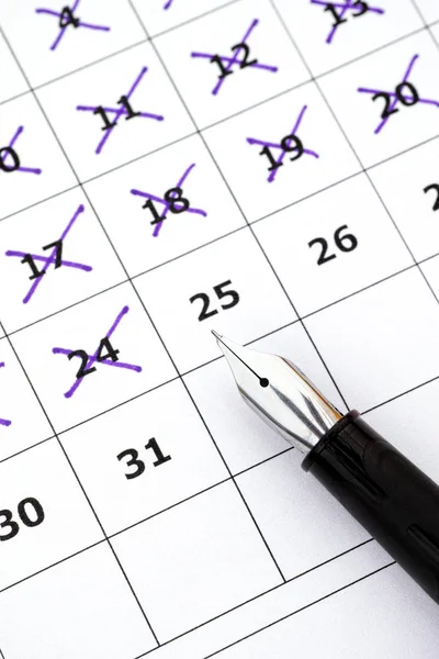 Reservoarpenna märkning dagar på kalender — Stockfoto