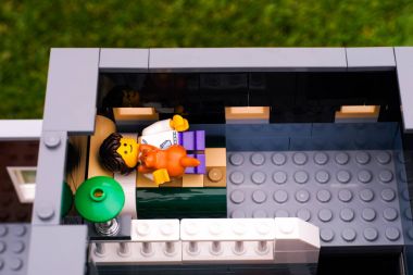 Kırmızı kedi, yatak odasında uyuyan kızla Lego