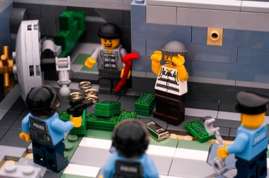 İki Lego soyguncular onlar kırdı sonra üç polis tarafından tutuklandı 