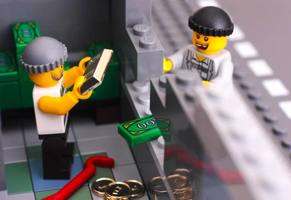 Zwei Lego-Räuber durchbrachen Bankmauer und nahmen Geld und Gold mit — Stockfoto