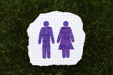 Elle çizilmiş erkek ve kadın figürleri o ile kareli kağıdın