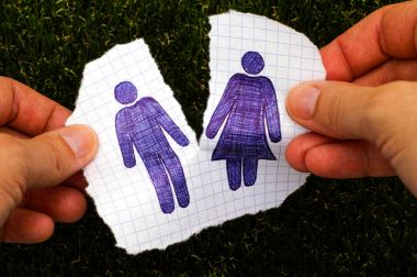 Erkek ve kadın kişi el el kağıdına sökük çizilmiş