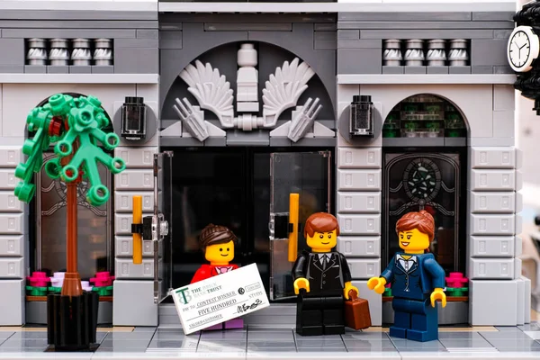 Lego цеглою банком та клієнтом. — стокове фото