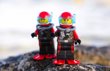 İki Lego tüplü dalgıçlar dalış için hazır