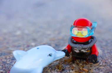 Lego dalgıç ve yunus denize