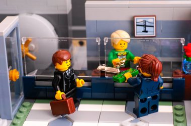 Lego tuğla banka müşterileri ve banka müdürü.