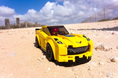 Lego Chevrolet Corvette Z06 kumlu yolda sürücü ile