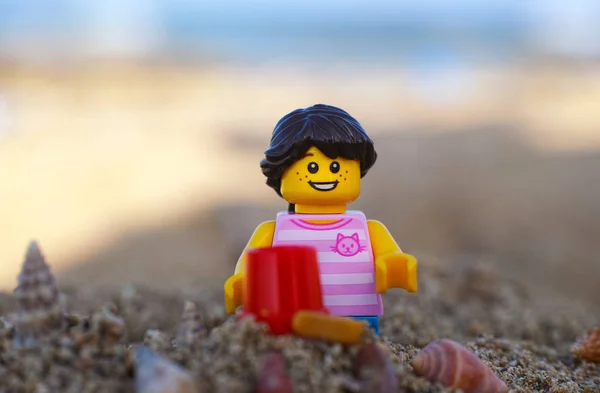Lego ragazza che gioca nella sabbia sulla spiaggia del mare — Foto Stock