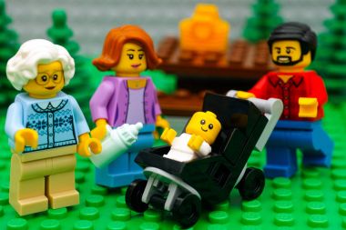 Lego aile - baba, anne, büyükanne ve ben bebek Puseti içinde