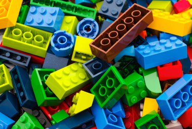 Çok renkli Lego blokları yığını