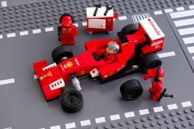 Tekerlek Ferrari F14 T yarış arabasının tamir Lego takım mürettebat