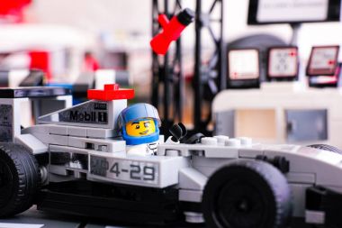 McLaren Mercedes Mp4-29 yarış otomobili olarak oturan Lego sürücü