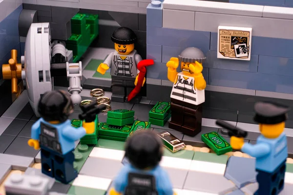 Two Lego robbers arrested by three policemans after bank burglar — Stock Photo, Image