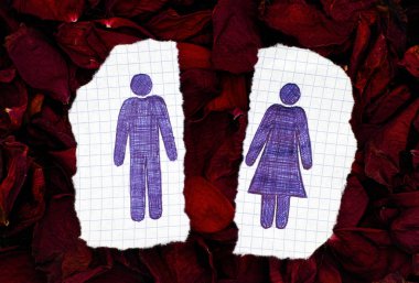 Kağıt üzerinde elle çizilmiş erkek ve kadın figürleri ile iki adet kuru