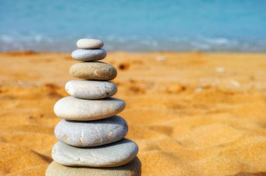 Deniz plaj çakıl yığını