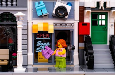 Lego kadın temiz giysileri ile çamaşırhaneden geliyor
