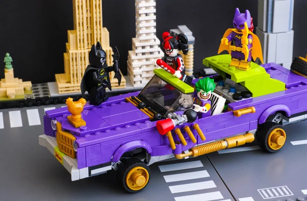 Lego der Spaßvogel berüchtigte Lowrider in der Stadt Straße mit Batman — Stockfoto