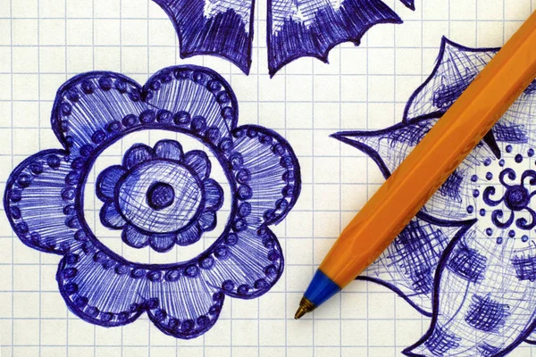 Primo piano del fiore disegnato a mano su carta con penna — Foto Stock