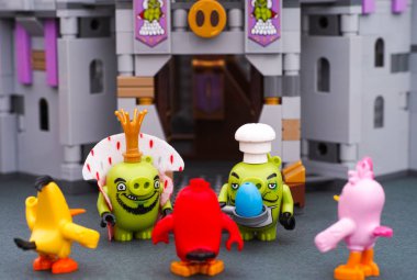Lego Kral domuz ve Şef domuz kızgın kuşlar - kırmızı karşısında durmak, 