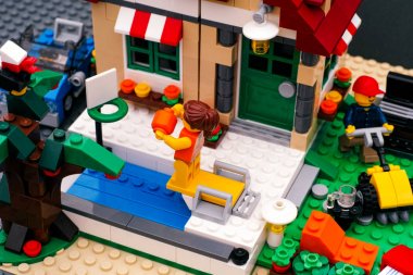 Çim biçme makinesi arka bahçesinde Havuz ve adam oynamaktan Lego kız