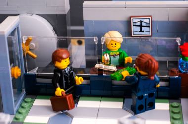 Lego işkadını saygın tuğla bankada altın satın.