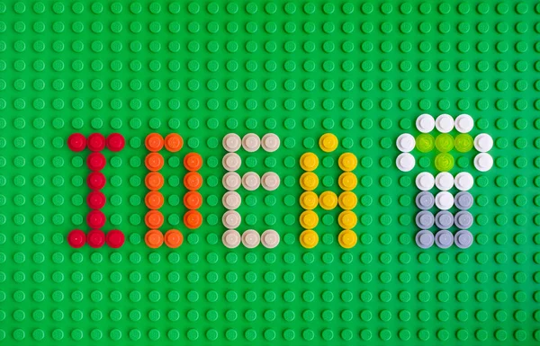 Слово ідея і лампочки викласти з Lego круглі цегли на gre — стокове фото