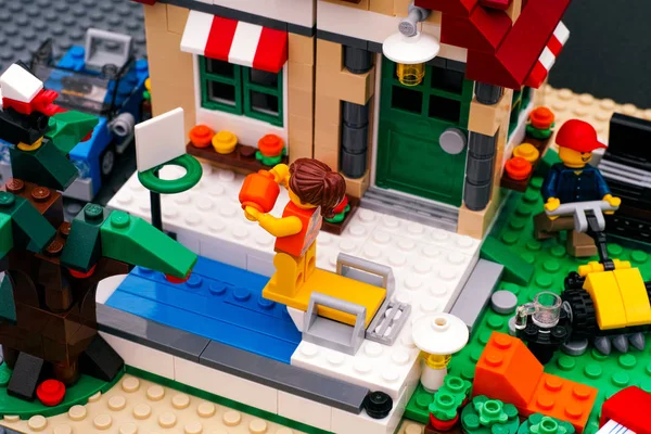 Lego girl playing in the pool and man with lawnmower in backyard — Stock Photo, Image