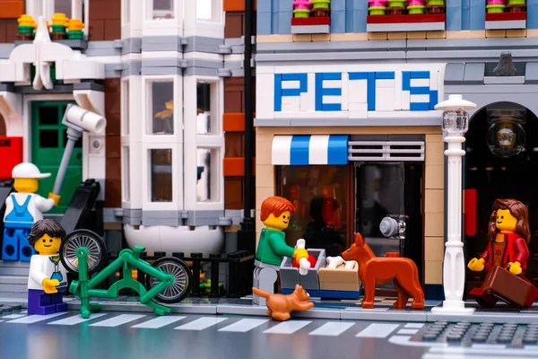 Lego-Straße mit Häusern und Minifiguren. — Stockfoto
