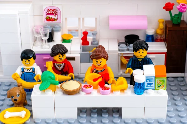LEGO-Familie mit Hund in häuslicher Küche — Stockfoto