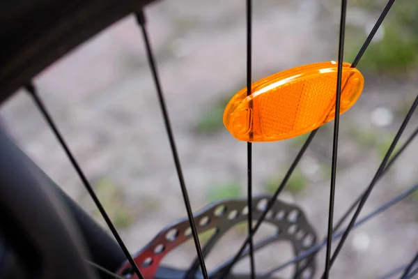 Rueda de bicicleta con reflector naranja — Foto de Stock