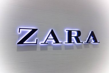 Logo Zara beyaz duvar.