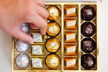 Kadın el şeker Ferrero şefkatle Ferrero konserve kutusundan almak