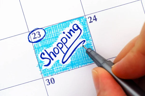 Γυναίκα χέρι με στυλό γραφή υπενθύμιση ψώνια στο ημερολόγιο. — Φωτογραφία Αρχείου