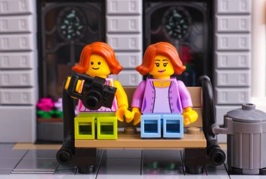 İki Lego kız bankta dinlen