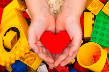 Lego kırmızı kalp çocuk avuç içi