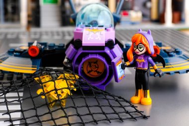 Lego Batgirl ve onun Batjet net sarı Kryptomite yakalandı