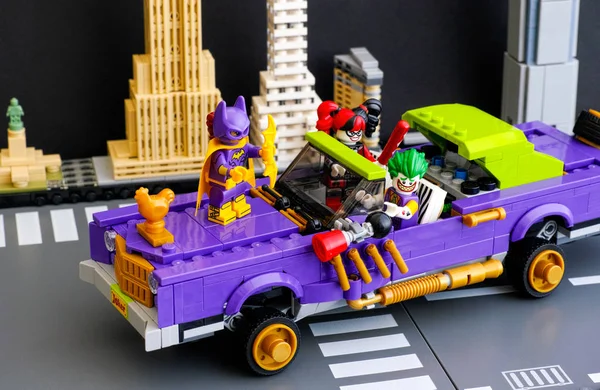 Lego the joker berüchtigte lowrider in der city street mit batgirl, t — Stockfoto