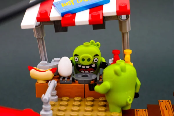 Lego Bad Piggy atrás Hot Dogz ficar pronto para cozinhar ovo para o seu c — Fotografia de Stock