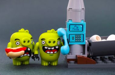 İki Lego kötü domuzlar domuz telefon yakınındaki