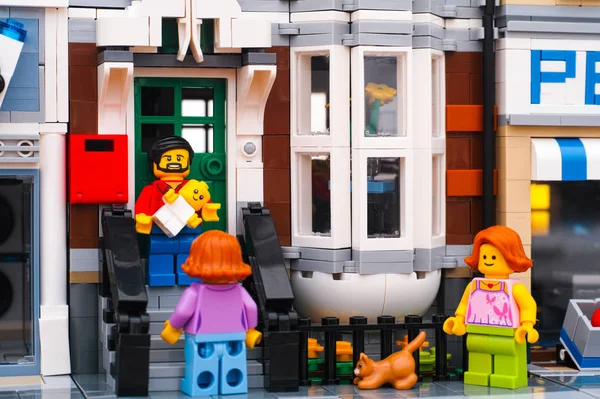 LEGO mannen med barnet träffa sin mor på veranda med hus — Stockfoto