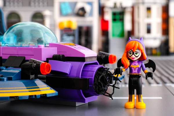 Lego Batgirl рядом со своим Batjet — стоковое фото