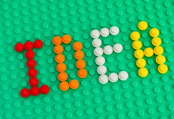 Idée sort de briques rondes Lego sur plaque de base verte — Photo