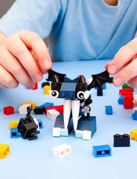 Lego Mixel Vampos jucărie în mâini de copil — Fotografie, imagine de stoc
