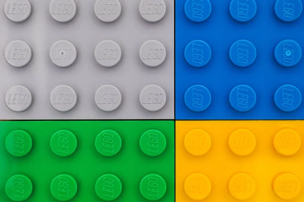 Quatro placas de base Lego cinza, azul, amarelo, verde — Fotografia de Stock