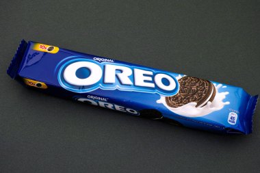Oreo çerezler paketi koyu yeşil zemin üzerine