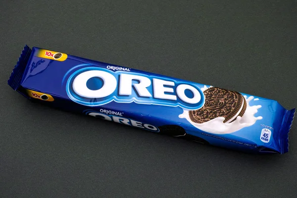 Пакет печенья Oreo на темно-зеленом фоне — стоковое фото