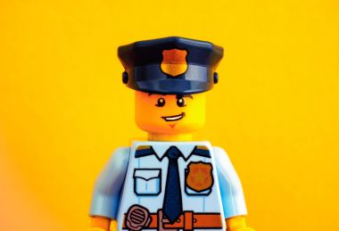 Lego polis Sarı zemin üzerine portresi