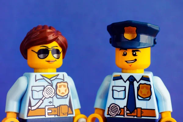 Porträt eines Polizisten und einer Polizistin aus Lego — Stockfoto
