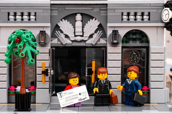 Lego Brick Bank и клиенты — стоковое фото